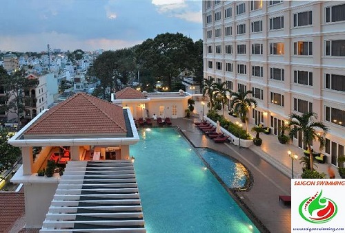 Không gian bơi lội trong khách sạn Equatorial tại Quận 5